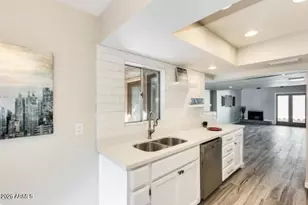 2 E Loma Ln, Phoenix, AZ 85020 - Photo 14