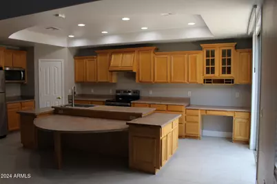 6815 S 41st Lane, Phoenix, AZ 85041 - Photo 8