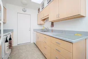 10539 W Palmeras Dr, Sun City, AZ 85373 - Photo 6