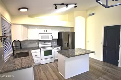 10230 W Country Club Trail, Peoria, AZ 85383 - Photo 8