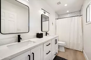 4545 N Royal View Dr E, Phoenix, AZ 85018 - Photo 38