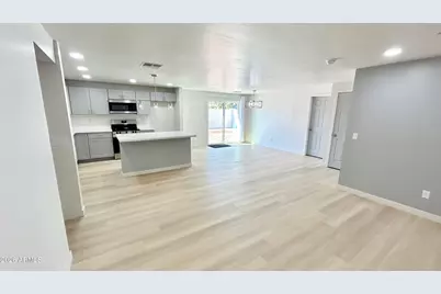 2042 N 64th Drive, Phoenix, AZ 85035 - Photo 8