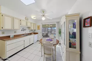 20001 N Willowcreek Cir, Sun City, AZ 85373 - Photo 4