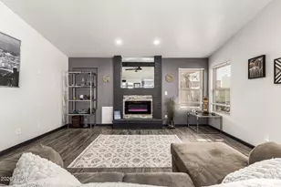 1384 N Carriage Ln, Chandler, AZ 85224 - Photo 4