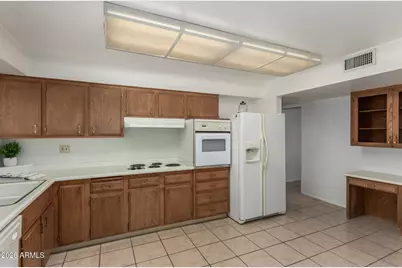 10726 W Camelot Circle, Sun City, AZ 85351 - Photo 8