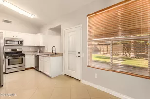 3212 E Oraibi Dr, Phoenix, AZ 85050 - Photo 8