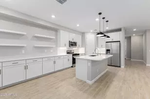 5818 E Zachary Dr, Phoenix, AZ 85054 - Photo 10