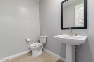 5818 E Zachary Dr, Phoenix, AZ 85054 - Photo 16