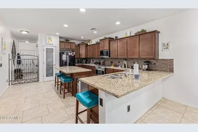 18196 W Ivy Lane, Surprise, AZ 85388 - Photo 10