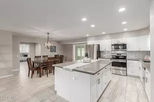 9822 W Pebble Beach Dr, Sun City, AZ 85351 - Photo 10