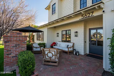 5627 E Monterosa Street, Phoenix, AZ 85018 - Photo 2