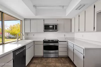 2818 E Calaveros Drive, Phoenix, AZ 85028 - Photo 8