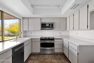 2818 E Calaveros Dr, Phoenix, AZ 85028 - Photo 8