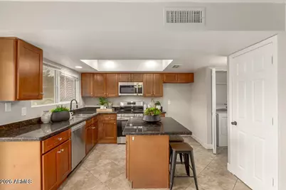 8056 N 31st Lane, Phoenix, AZ 85051 - Photo 8