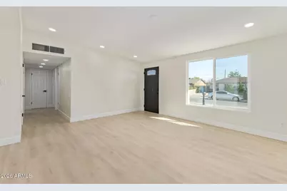 4936 W Highland Avenue W, Phoenix, AZ 85031 - Photo 8