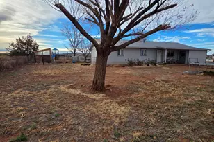 3080 W 8th South Pl, Saint Johns, AZ 85936 - Photo 2