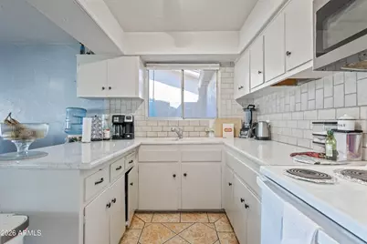 8018 W Avalon Drive, Phoenix, AZ 85033 - Photo 10