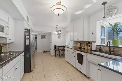 940 E Berridge Lane, Phoenix, AZ 85014 - Photo 10