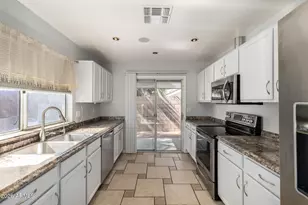 11329 W Austin Thomas Dr, Surprise, AZ 85378 - Photo 8