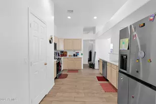 907 E Gary Ln, Phoenix, AZ 85042 - Photo 10