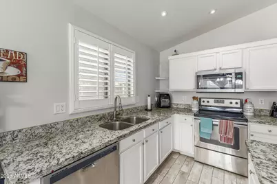 2403 E Rosemonte Drive, Phoenix, AZ 85050 - Photo 8