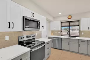 9822 W Long Hills Dr, Sun City, AZ 85351 - Photo 8