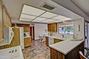 10122 W Willowcreek Circle, Sun City, AZ 85373 - Photo 12