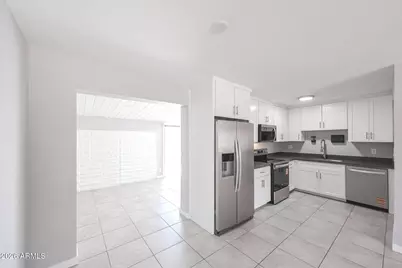 8201 W Earll Drive, Phoenix, AZ 85033 - Photo 10