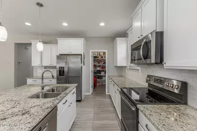 10043 W Robin Lane, Peoria, AZ 85383 - Photo 12