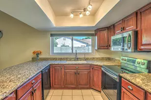 3136 W Tierra Buena Ln, Phoenix, AZ 85053 - Photo 4