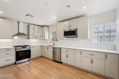 511 E Cheery Lynn Road, Phoenix, AZ 85012 - Photo 1