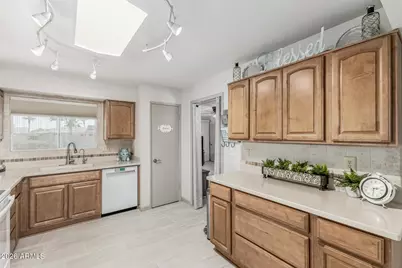 9227 W Meadow Hills Drive, Sun City, AZ 85351 - Photo 14