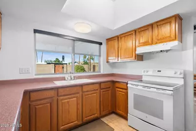 2808 E Sunnyside Drive, Phoenix, AZ 85028 - Photo 2