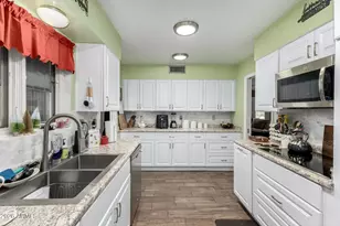 10731 W Salem Dr, Sun City, AZ 85351 - Photo 12