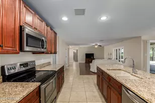 12122 S Tomi Dr, Phoenix, AZ 85044 - Photo 10