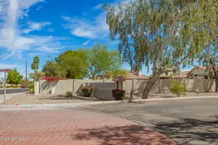 1072 E Sunburst Ln, Tempe, AZ 85284 - Photo 2