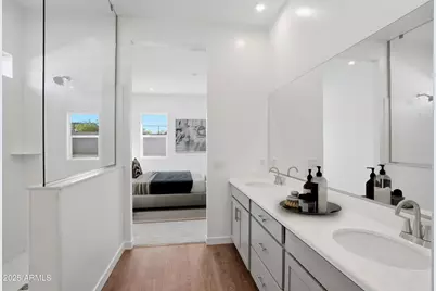 10231 S 20th Lane, Phoenix, AZ 85041 - Photo 12