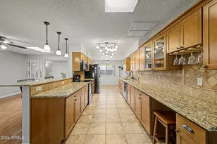 10708 W Camelot Cir, Sun City, AZ 85351 - Photo 14