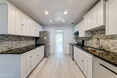 2031 N 28th Place, Phoenix, AZ 85008 - Photo 14