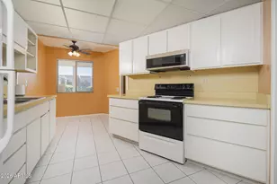 10874 W Coggins Dr, Sun City, AZ 85351 - Photo 8