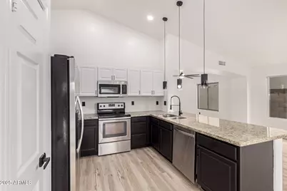 8559 W Sunnyslope Lane, Peoria, AZ 85345 - Photo 10