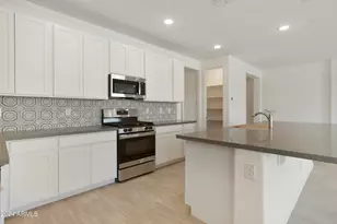 15664 W Mercer Ln, Surprise, AZ 85379 - Photo 8