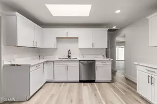 7601 W Sheila Ln, Phoenix, AZ 85033 - Photo 12