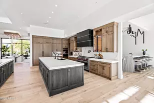 8100 N 64th Pl, Paradise Valley, AZ 85253 - Photo 10