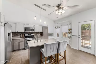 8423 W Dahlia Drive, Peoria, AZ 85381 - Photo 2