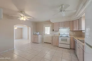 2139 E Betty Elyse Ln, Phoenix, AZ 85022 - Photo 8