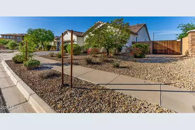 18940 W Mercer Lane, Surprise, AZ 85388 - Photo 8