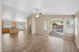 18642 N 42nd St, Phoenix, AZ 85050 - Photo 2