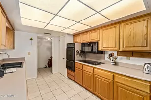 10110 W Royal Oak Rd, Sun City, AZ 85351 - Photo 16