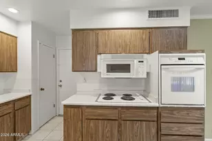 10435 W Camelot Cir, Sun City, AZ 85351 - Photo 12